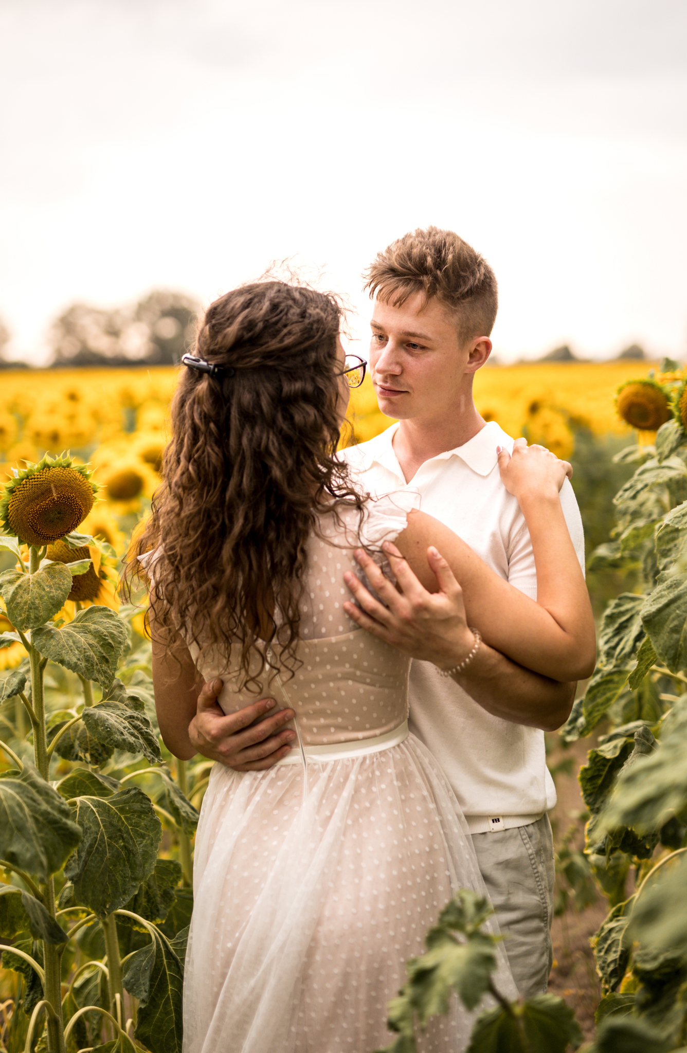 Sesja ślubna w deszczu pod przezroczystym parasolem