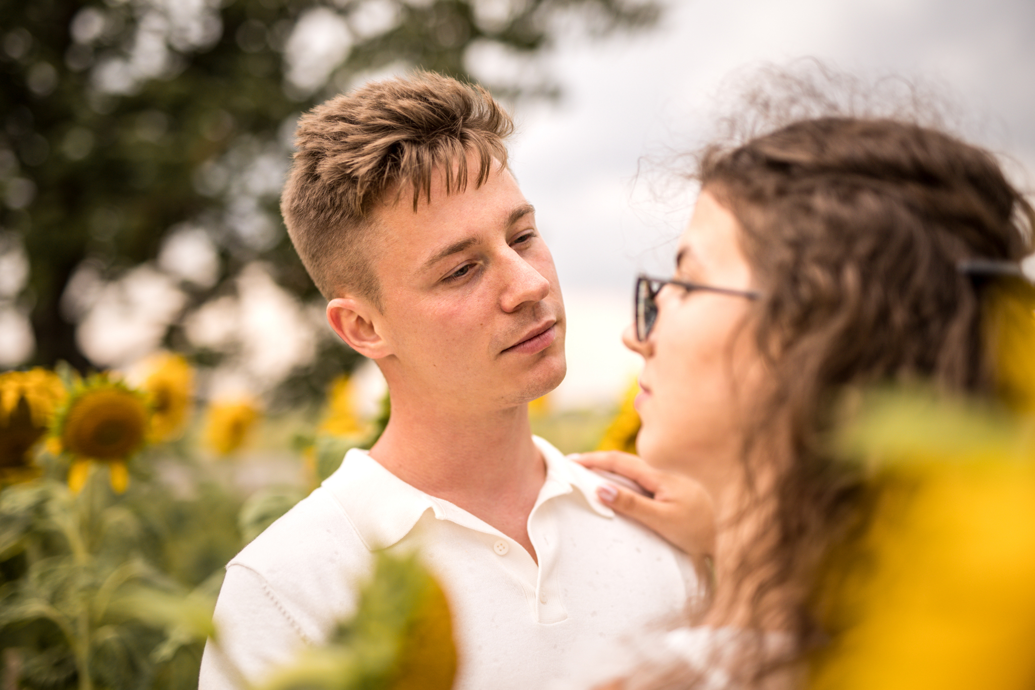 Sesja ślubna w deszczu pod przezroczystym parasolem